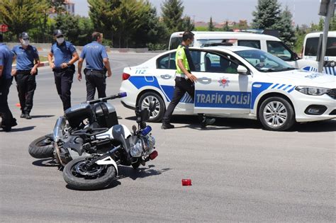 Karaman’da polis aracı ile otomobil çarpıştı: 4 yaralı - Son Dakika Haberleri